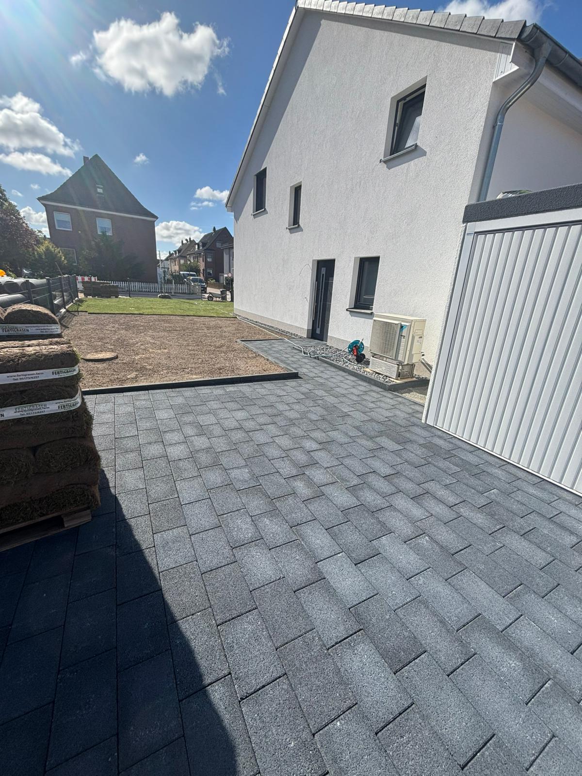 Team von CASA Gartenkonzept bei der Arbeit im Gartenbau Hannover